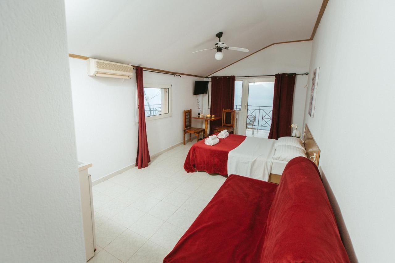Hotel Christina - Happy Days Karitsa  Ngoại thất bức ảnh
