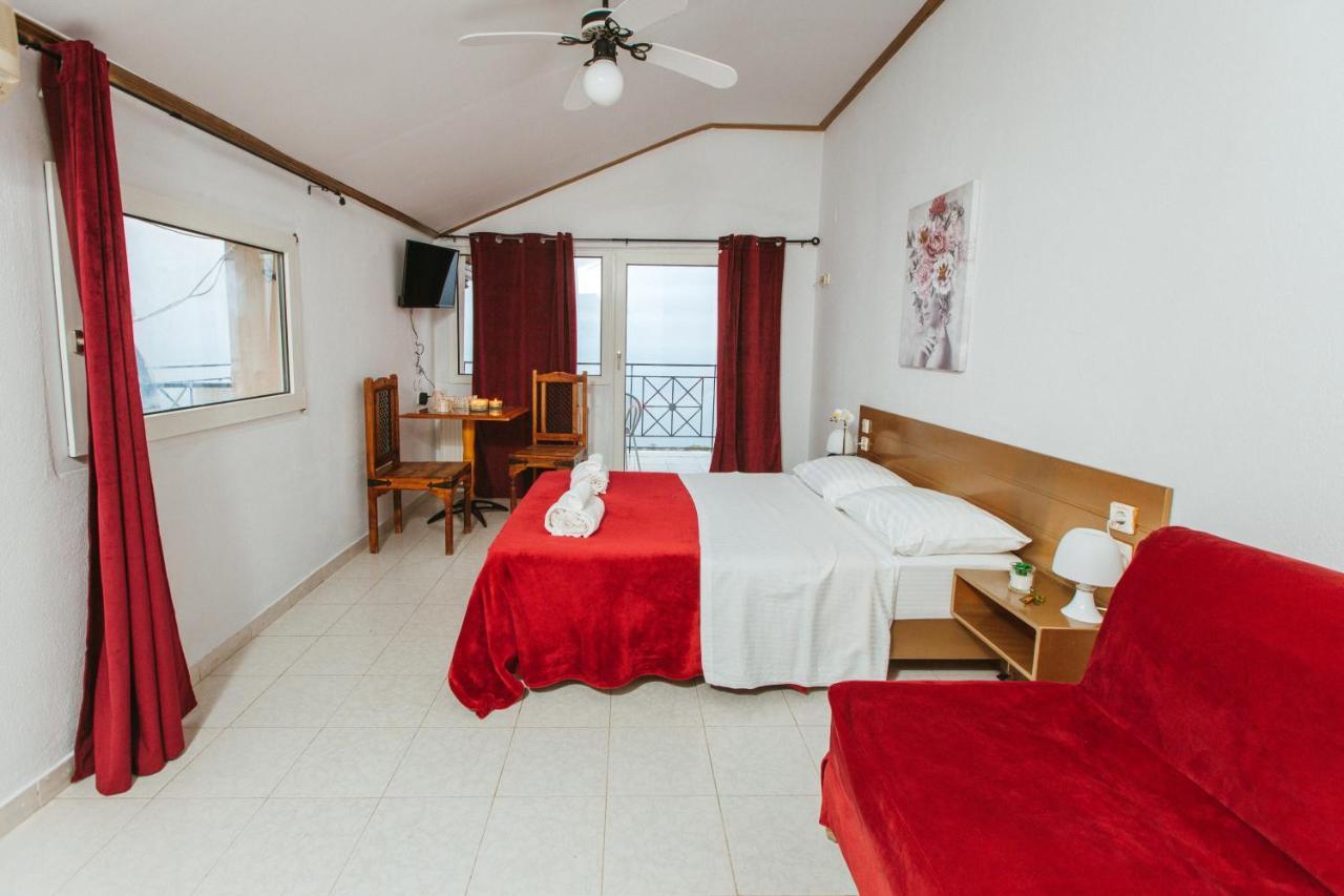 Hotel Christina - Happy Days Karitsa  Ngoại thất bức ảnh